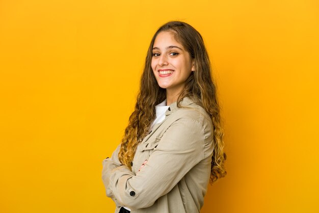 Jonge vrouw blij, lachend en vrolijk