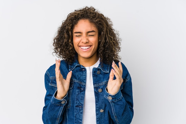 Jonge vrouw blij veel lachen