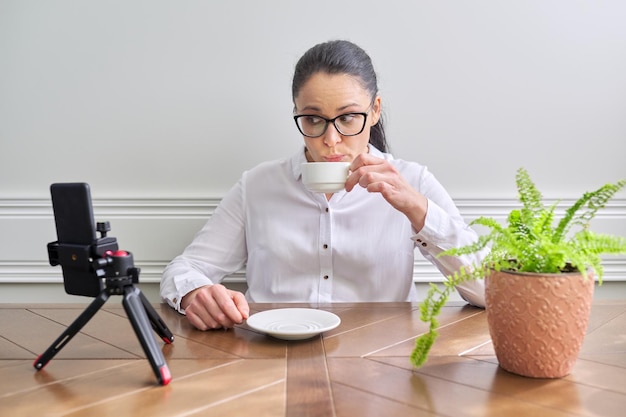 Jonge vrouw blogger vlogger opname thuis uitgezonden