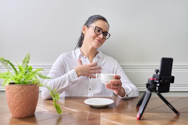 Jonge vrouw blogger vlogger opname thuis uitgezonden