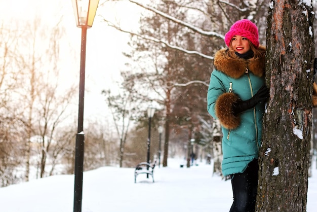 Jonge vrouw boom winter