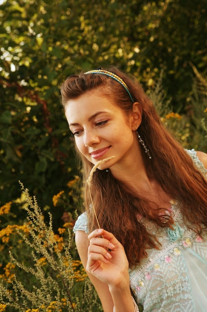 jonge vrouw buiten in het gras in de zomer