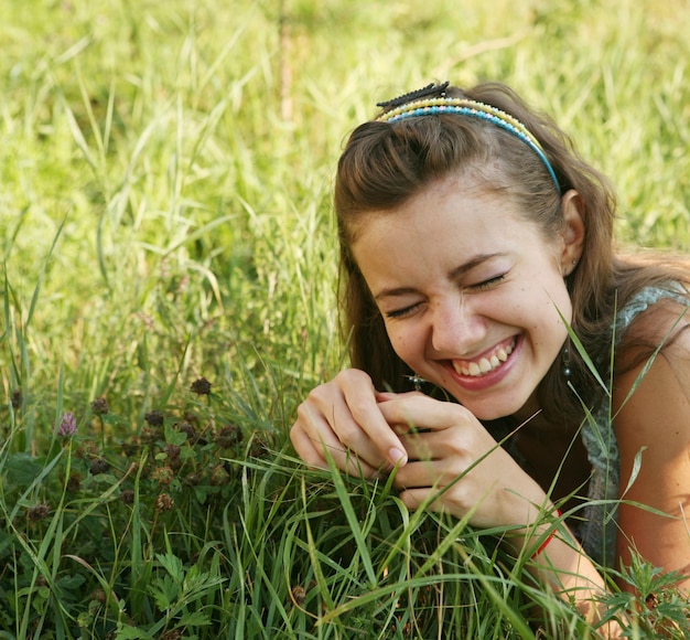 jonge vrouw buiten in het gras in de zomer