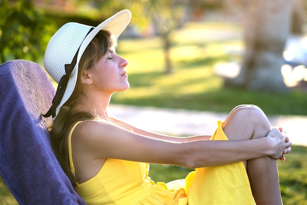 jonge vrouw buiten ontspannen op zonnige zomerdag.