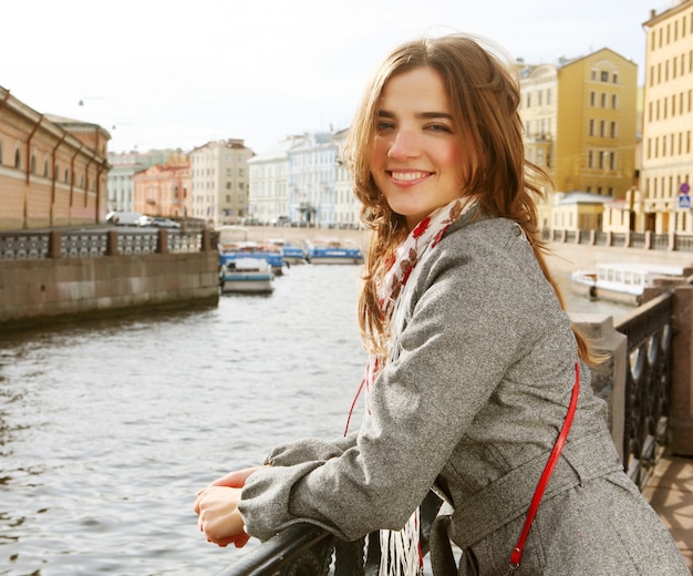 Foto jonge vrouw buiten op de brug