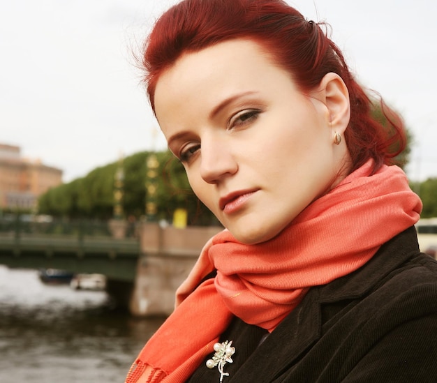 Jonge vrouw buiten op de brug