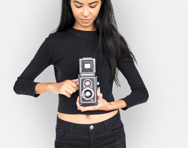 Jonge vrouw casual studio portriat in crop-top