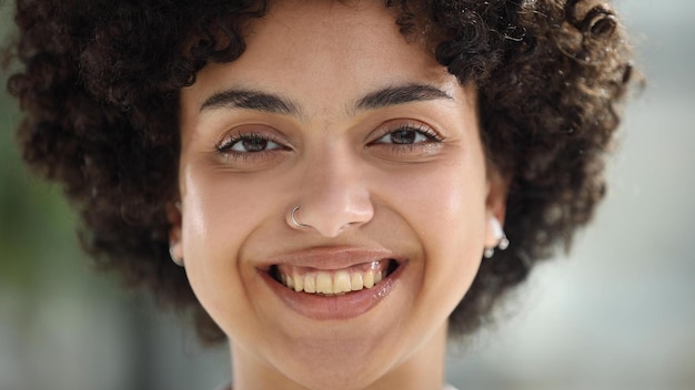 Jonge vrouw close-up portret