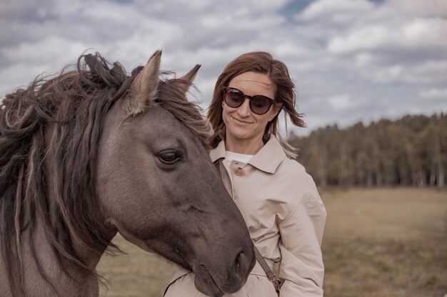 Jonge vrouw communiceert met paard