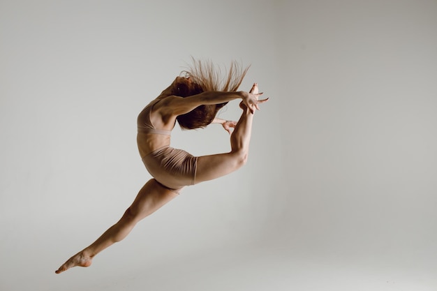 Jonge vrouw danser dansen hoge hakken dans