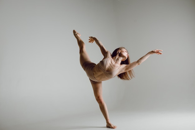 Jonge vrouw danser dansen hoge hakken dans