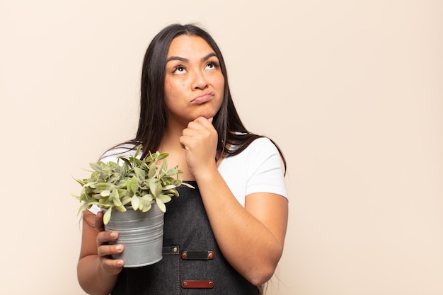 Jonge vrouw denken