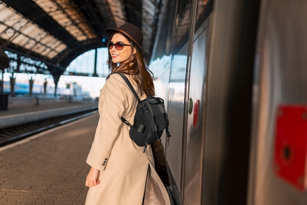 Jonge vrouw dichtbij trein