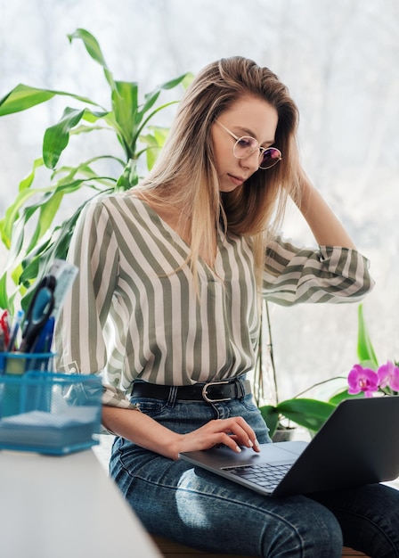 Jonge vrouw die aan een computer werkt