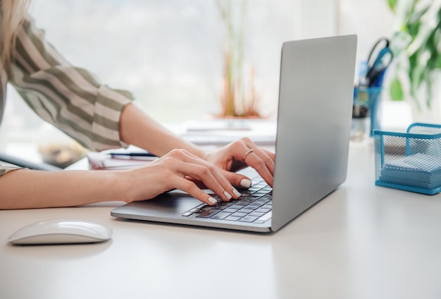 Jonge vrouw die aan een computer werkt