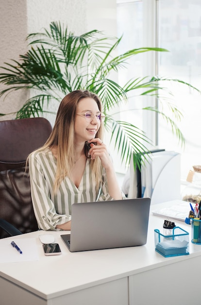 Jonge vrouw die aan een computer werkt