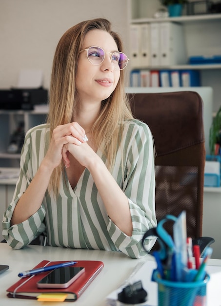 Jonge vrouw die aan een computer werkt