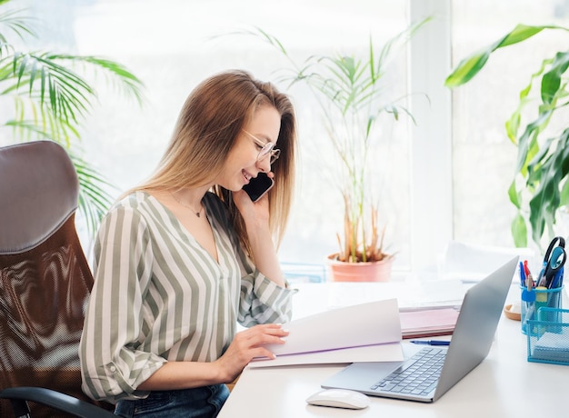 Jonge vrouw die aan een computer werkt