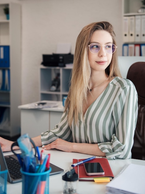 Jonge vrouw die aan een computer werkt