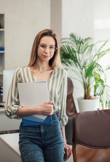 Jonge vrouw die aan een computer werkt