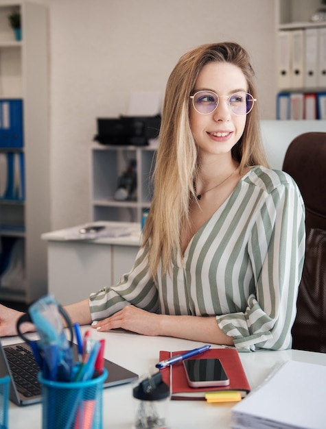 Jonge vrouw die aan een computer werkt