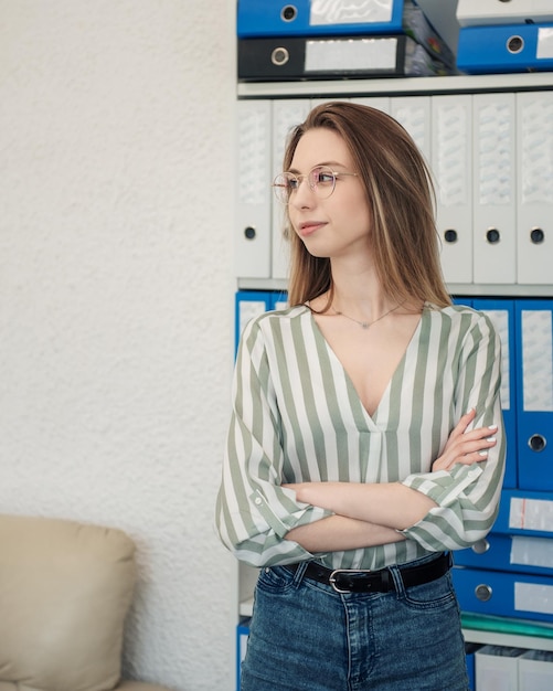 Jonge vrouw die aan een computer werkt