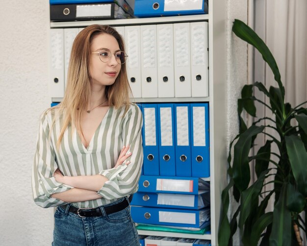 Jonge vrouw die aan een computer werkt