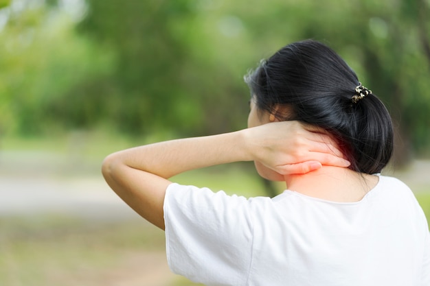 Jonge vrouw die aan halspijn, Gezondheidsconcept lijden.