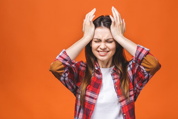 Jonge vrouw die aan hoofdpijn lijdt wanhopig en gestrest vanwege pijn en migraine