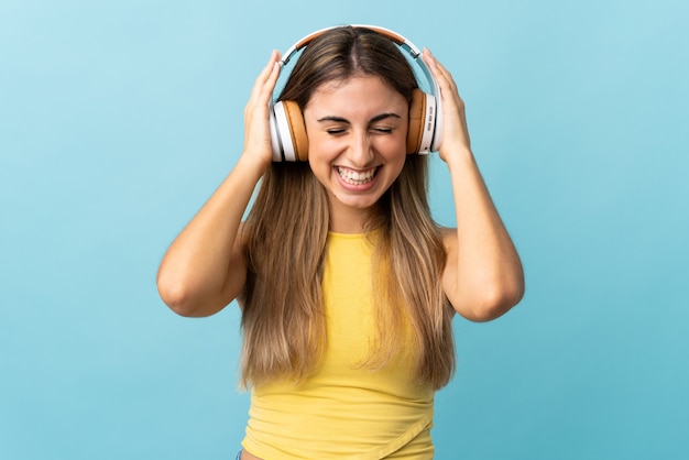 Jonge vrouw die aan muziek luistert