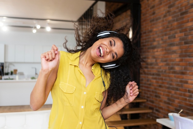 Foto jonge vrouw die aan muziek luistert