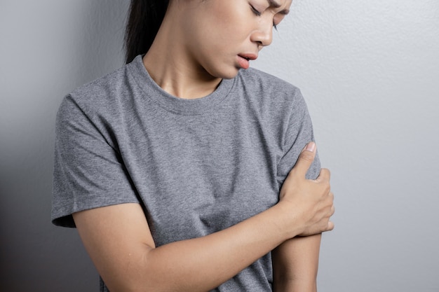 Jonge vrouw die aan pijn lijdt