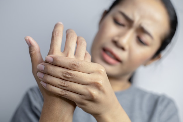 Jonge vrouw die aan pijn lijdt