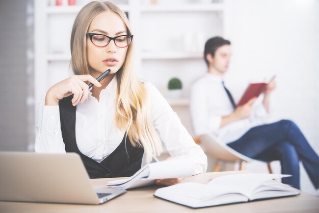 Jonge vrouw die aan project werkt