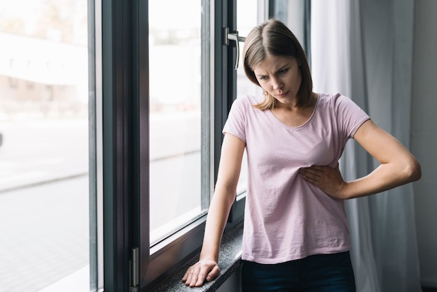 Foto jonge vrouw die aan taillepijn lijdt