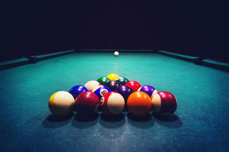Foto jonge vrouw die biljart speelt in de donkere biljartclub.