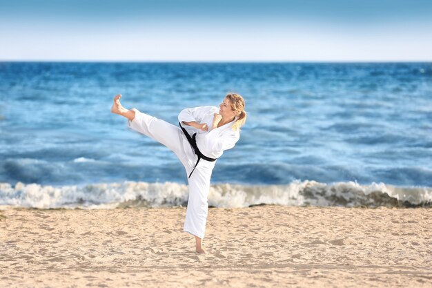 Jonge vrouw die buiten karate beoefent