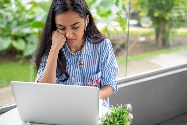 Jonge vrouw die buiten werkt met laptop, Panama, Midden-Amerika