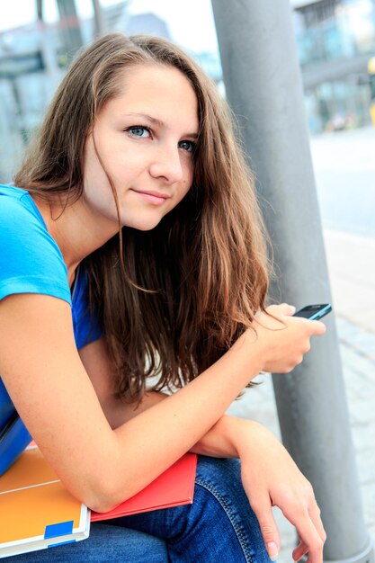 Foto jonge vrouw die buiten zit.