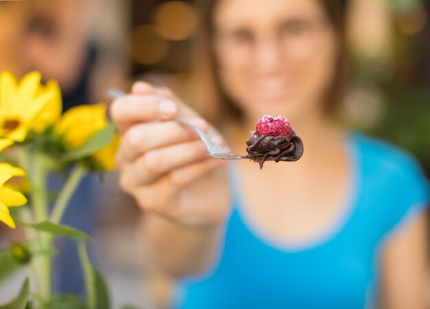 jonge vrouw die chocoladecake eet