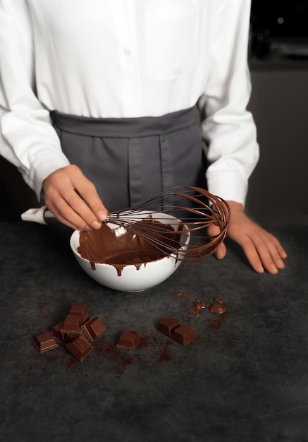 Jonge vrouw die chocoladetruffel maakt