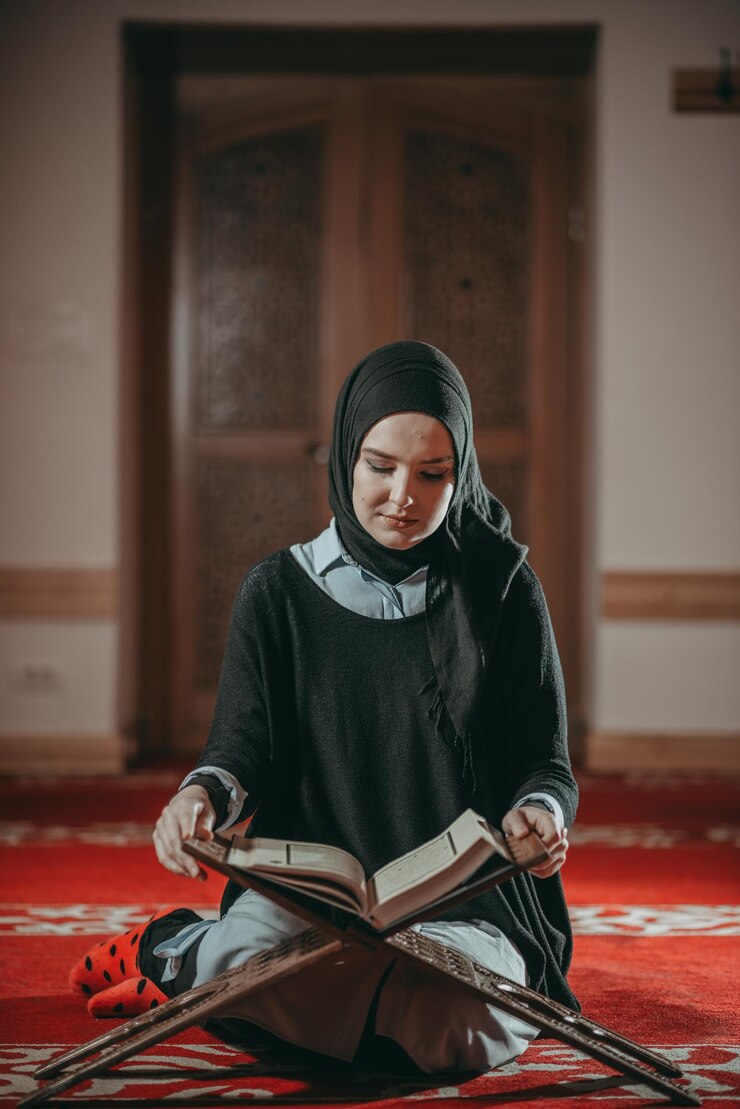 Foto jonge vrouw die de koran leest in de moskee