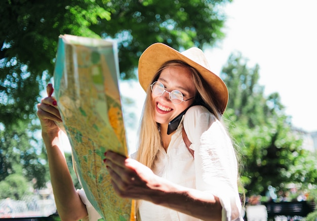 Jonge vrouw die de stadsplattegrond bekijkt