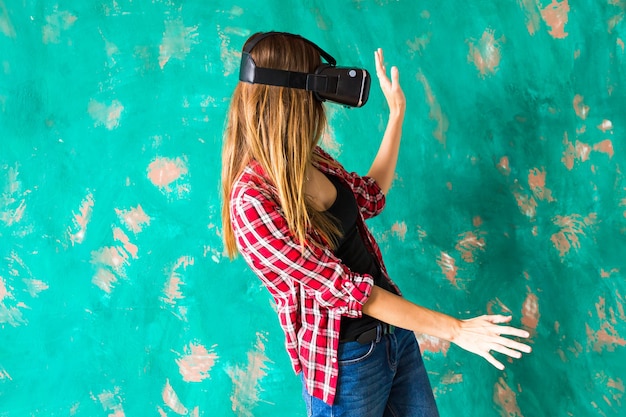 Jonge vrouw die de virtual reality-headset gebruikt