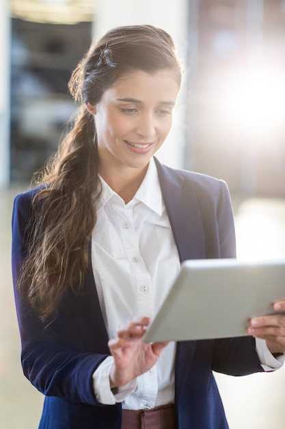 Jonge vrouw die digitale tablet gebruiken