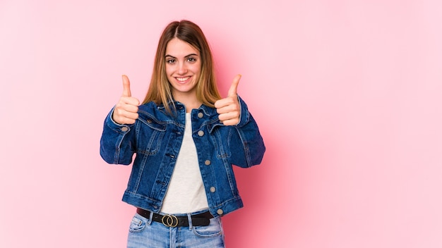 Jonge vrouw die duimen opheft