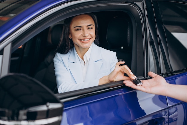 Jonge vrouw die een auto voor zichzelf kiest