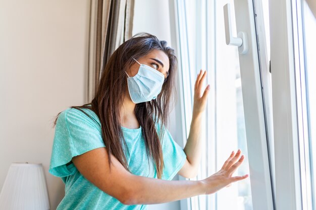 Jonge vrouw die een beschermend masker draagt