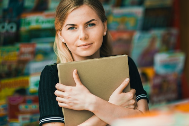 Jonge vrouw die een boek houdt