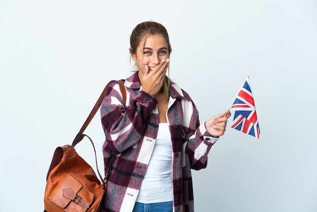 Jonge vrouw die een Britse vlag op wit houdt gelukkig en glimlachend die mond behandelt met hand